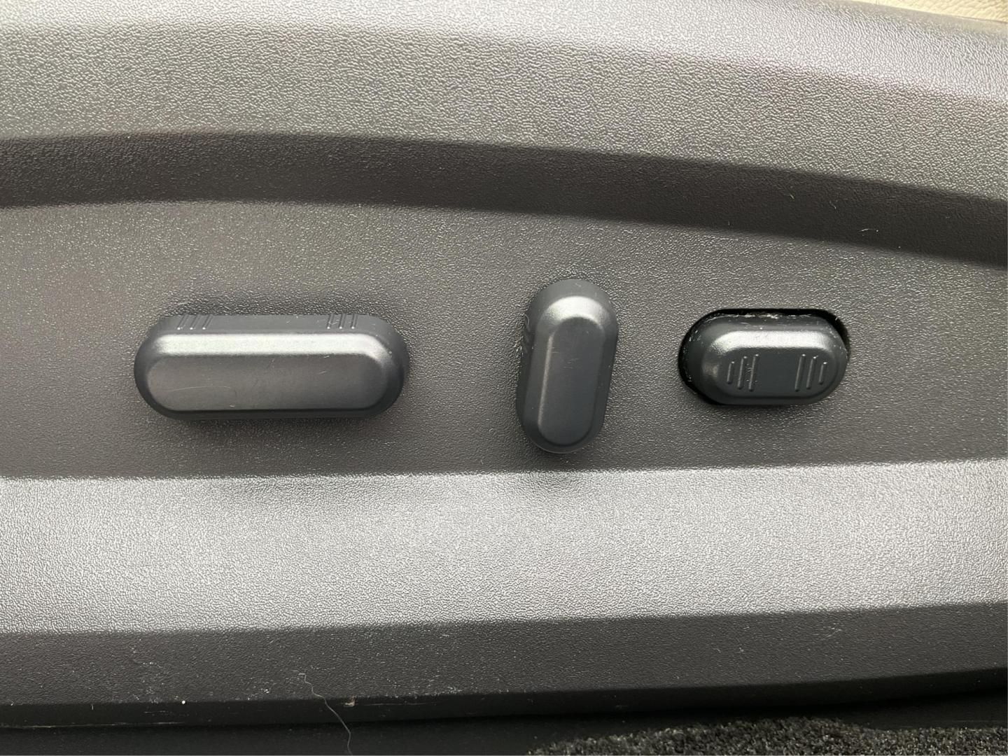 2015 Lincoln MKX Base AWD (2LMDJ8JK7FB) with an Other engine, located at 401 Woodman Dr, Riverside, OH, 45431, (937) 908-9800, 39.761024, -84.120956 - Photo#17