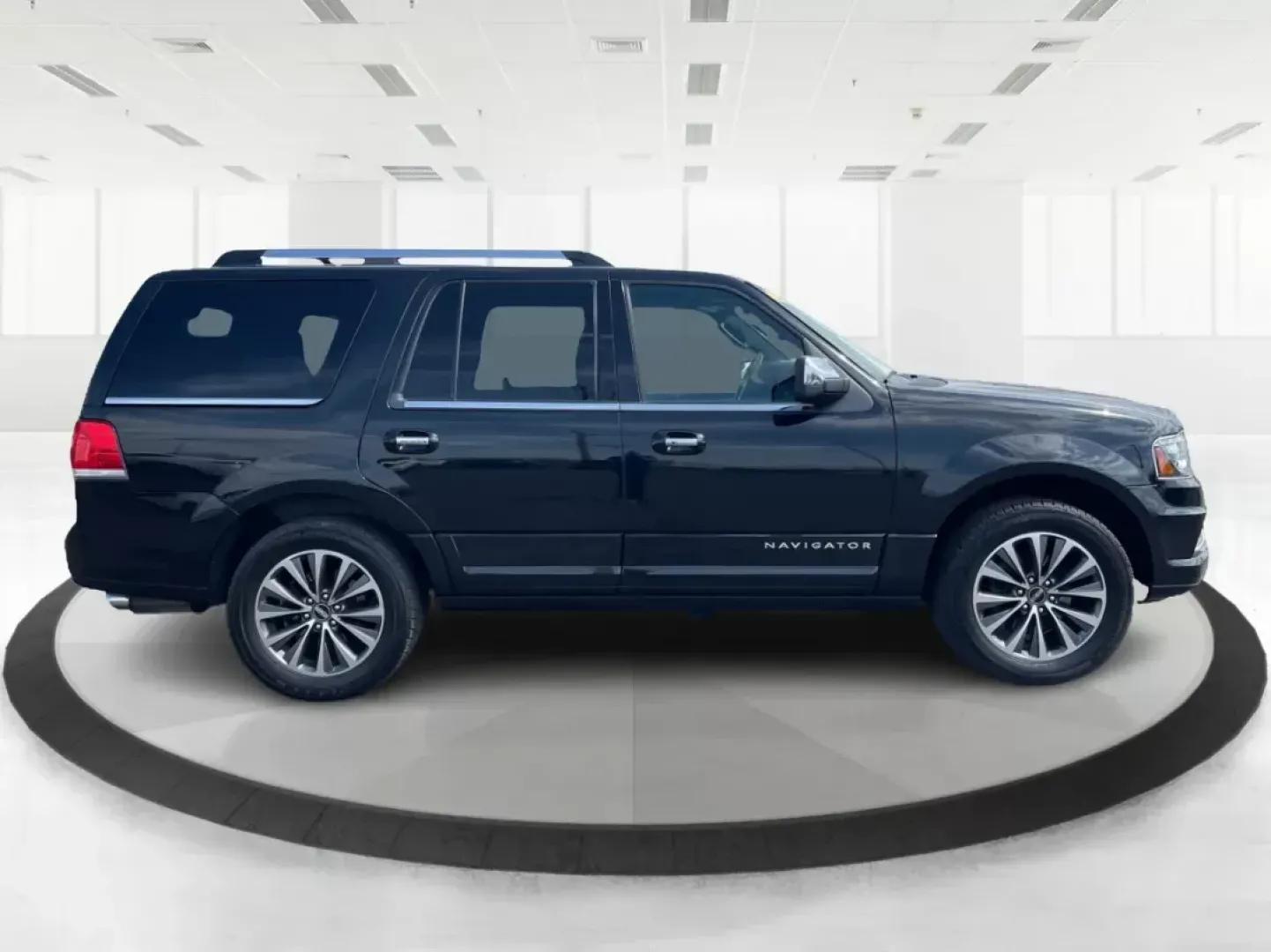 2015 Lincoln Navigator Base (5LMJJ2JT1FE) with an Other engine, located at 4508 South Dixie Dr, Moraine, OH, 45439, (937) 908-9800, 39.807072, -84.031563 - Photo#0