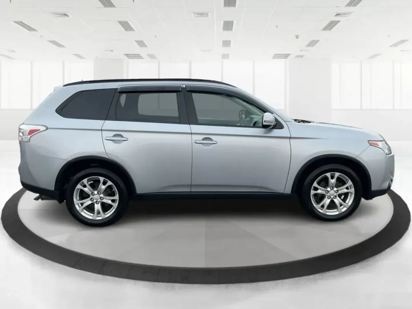 2015 Mitsubishi Outlander SE (JA4AZ3A31FZ) with an 2.4L I-4 variable valve control engine, located at 880 E. National Road, OH, 45377, (937) 908-9800, 39.891918, -84.183975 - Photo#1