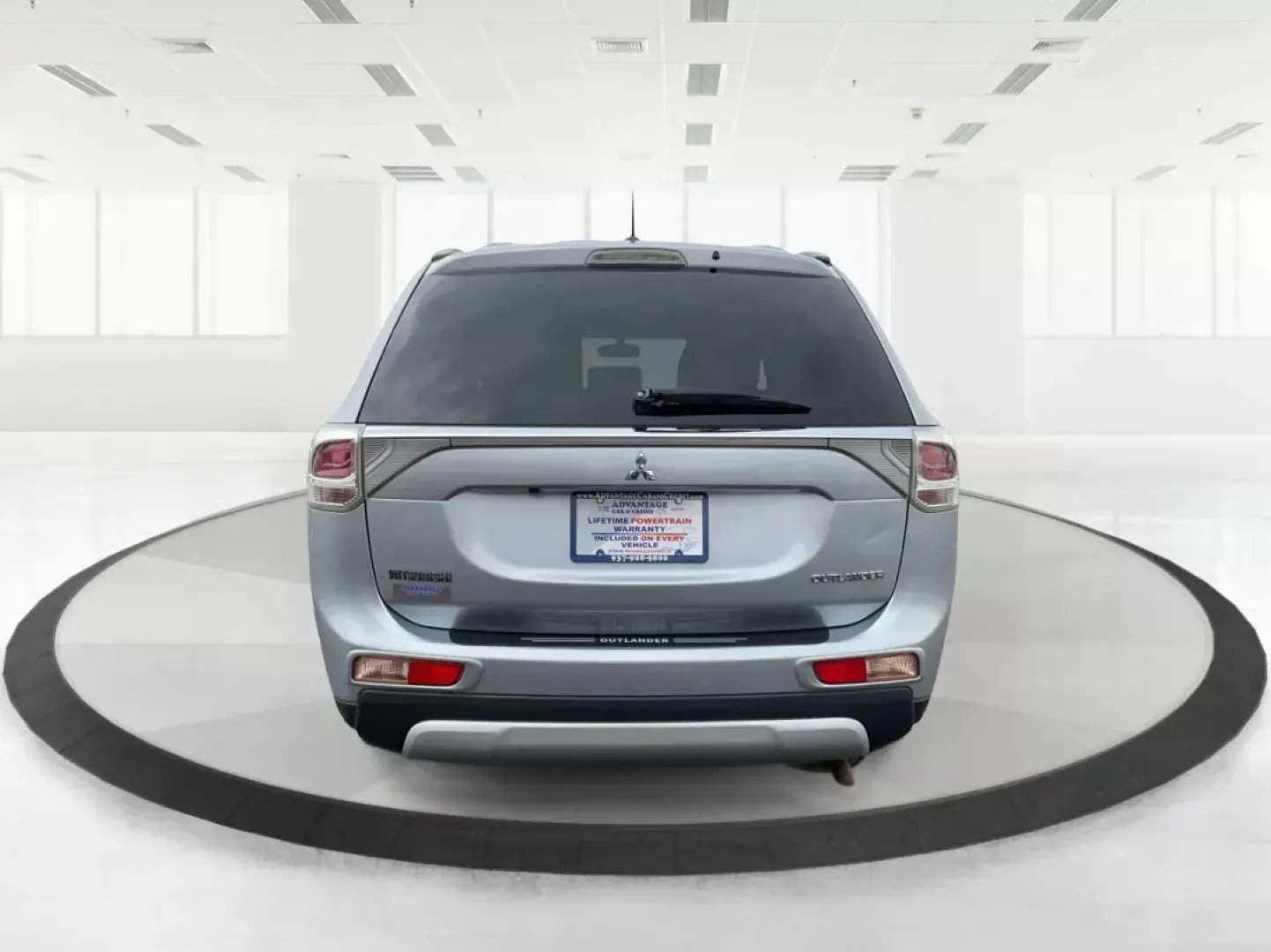 2015 Mitsubishi Outlander SE (JA4AZ3A31FZ) with an 2.4L I-4 variable valve control engine, located at 880 E. National Road, OH, 45377, (937) 908-9800, 39.891918, -84.183975 - Photo#3