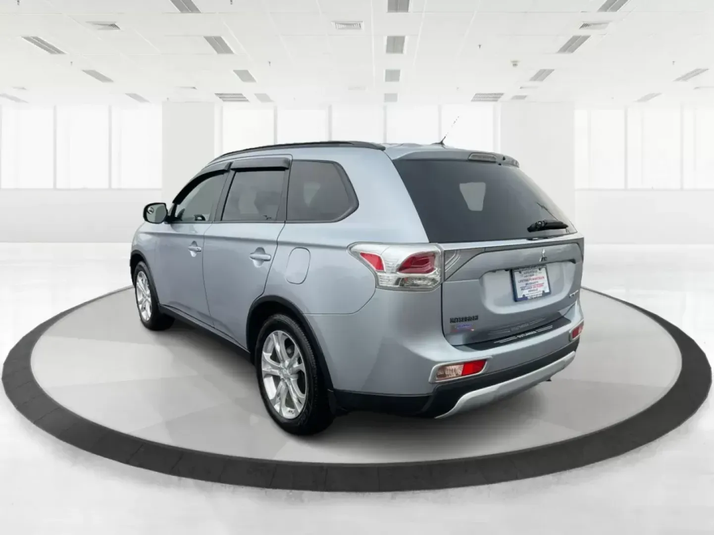 2015 Mitsubishi Outlander SE (JA4AZ3A31FZ) with an 2.4L I-4 variable valve control engine, located at 880 E. National Road, OH, 45377, (937) 908-9800, 39.891918, -84.183975 - Photo#4