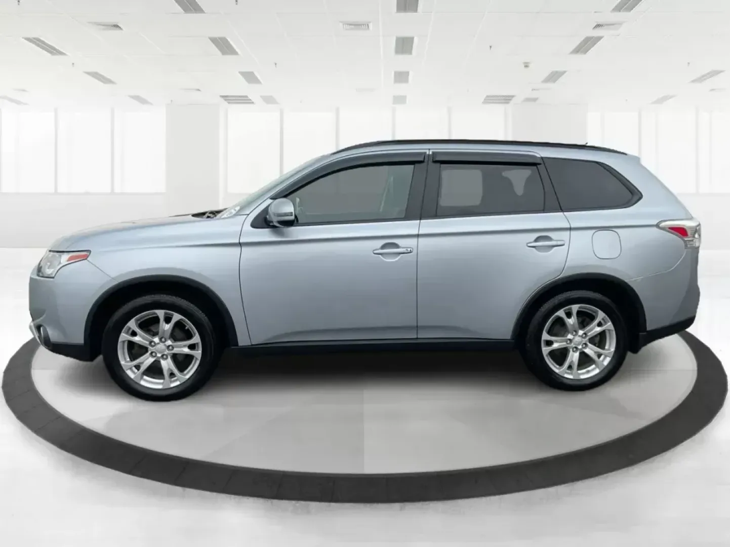 2015 Mitsubishi Outlander SE (JA4AZ3A31FZ) with an 2.4L I-4 variable valve control engine, located at 880 E. National Road, OH, 45377, (937) 908-9800, 39.891918, -84.183975 - Photo#5