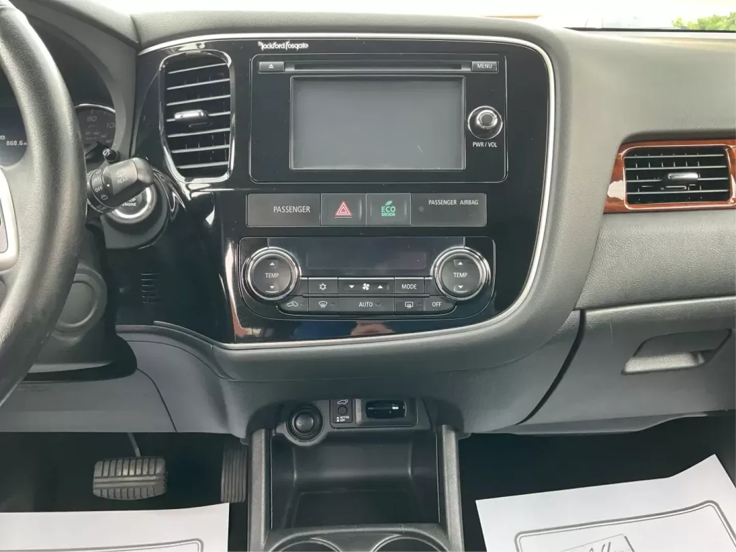 2015 Mitsubishi Outlander SE (JA4AZ3A31FZ) with an 2.4L I-4 variable valve control engine, located at 880 E. National Road, OH, 45377, (937) 908-9800, 39.891918, -84.183975 - Photo#11