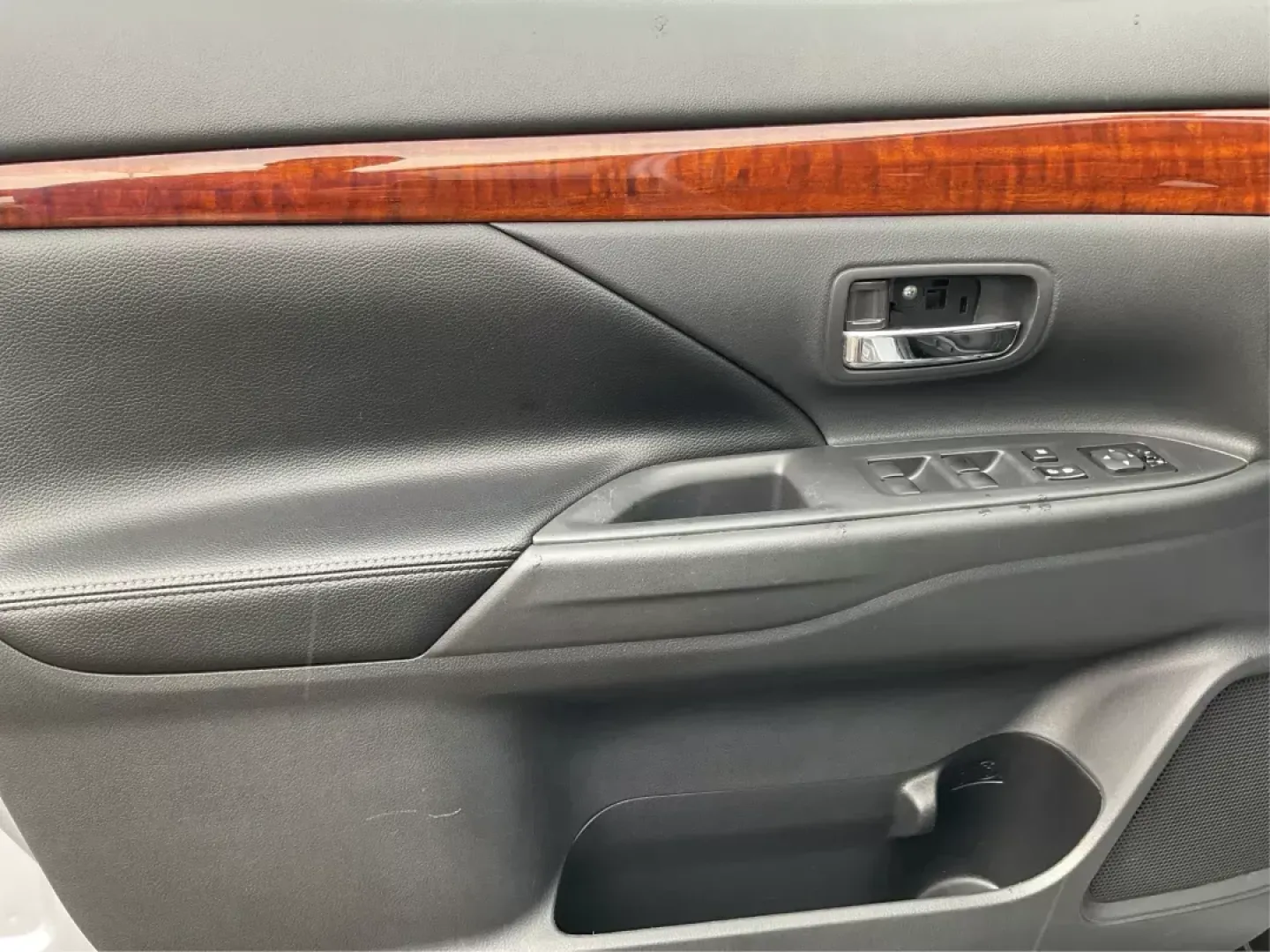 2015 Mitsubishi Outlander SE (JA4AZ3A31FZ) with an 2.4L I-4 variable valve control engine, located at 880 E. National Road, OH, 45377, (937) 908-9800, 39.891918, -84.183975 - Photo#16