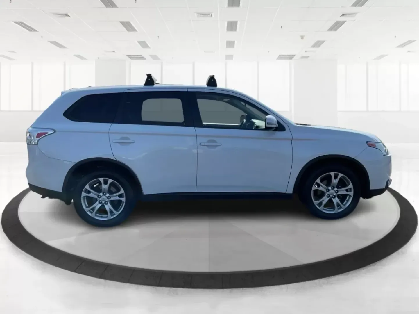 2015 Mitsubishi Outlander SE (JA4AZ3A30FZ) with an 2.4L I-4 variable valve control engine, located at 1184 Kauffman Ave, Fairborn, OH, 45324, (937) 908-9800, 39.807072, -84.031563 - Photo#1