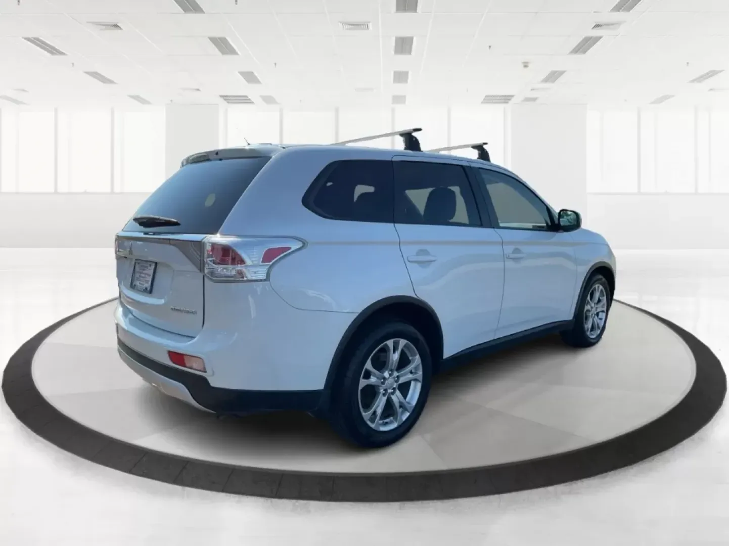 2015 Mitsubishi Outlander SE (JA4AZ3A30FZ) with an 2.4L I-4 variable valve control engine, located at 1184 Kauffman Ave, Fairborn, OH, 45324, (937) 908-9800, 39.807072, -84.031563 - Photo#2