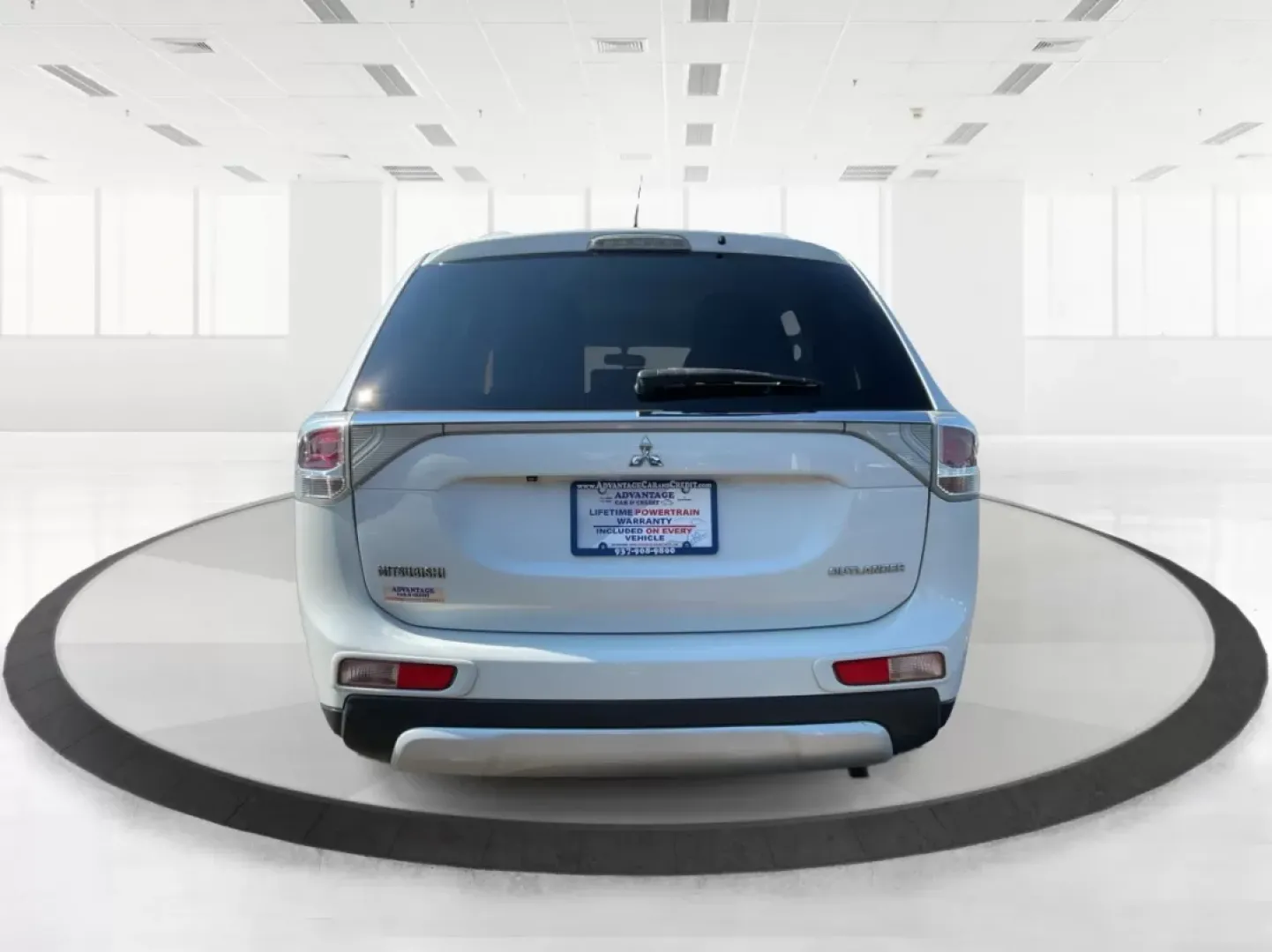 2015 Mitsubishi Outlander SE (JA4AZ3A30FZ) with an 2.4L I-4 variable valve control engine, located at 1184 Kauffman Ave, Fairborn, OH, 45324, (937) 908-9800, 39.807072, -84.031563 - Photo#3