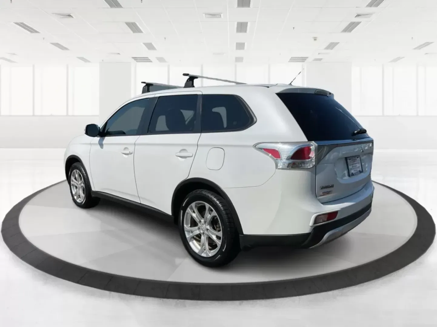 2015 Mitsubishi Outlander SE (JA4AZ3A30FZ) with an 2.4L I-4 variable valve control engine, located at 1184 Kauffman Ave, Fairborn, OH, 45324, (937) 908-9800, 39.807072, -84.031563 - Photo#4