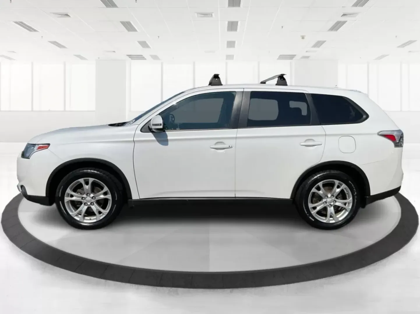 2015 Mitsubishi Outlander SE (JA4AZ3A30FZ) with an 2.4L I-4 variable valve control engine, located at 1184 Kauffman Ave, Fairborn, OH, 45324, (937) 908-9800, 39.807072, -84.031563 - Photo#5