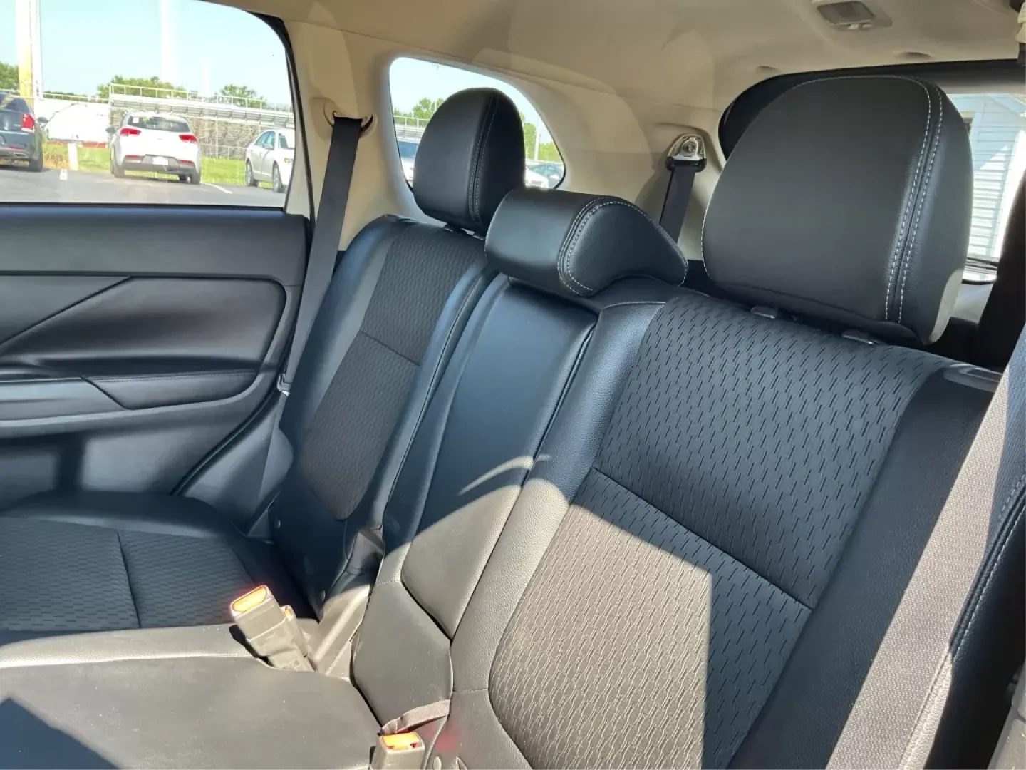 2015 Mitsubishi Outlander SE (JA4AZ3A30FZ) with an 2.4L I-4 variable valve control engine, located at 1184 Kauffman Ave, Fairborn, OH, 45324, (937) 908-9800, 39.807072, -84.031563 - Photo#10