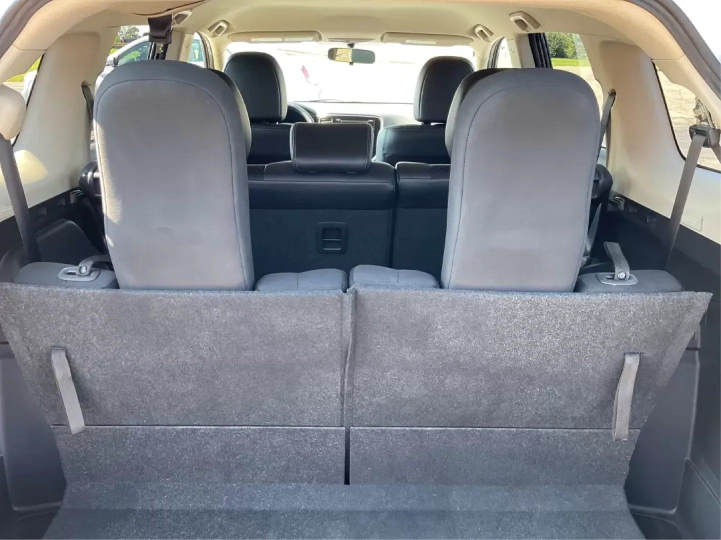 2015 Mitsubishi Outlander SE (JA4AZ3A30FZ) with an 2.4L I-4 variable valve control engine, located at 1184 Kauffman Ave, Fairborn, OH, 45324, (937) 908-9800, 39.807072, -84.031563 - Photo#12