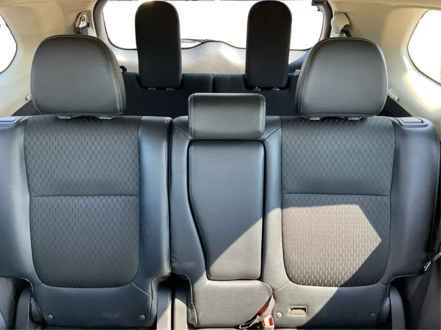 2015 Mitsubishi Outlander SE (JA4AZ3A30FZ) with an 2.4L I-4 variable valve control engine, located at 1184 Kauffman Ave, Fairborn, OH, 45324, (937) 908-9800, 39.807072, -84.031563 - Photo#14