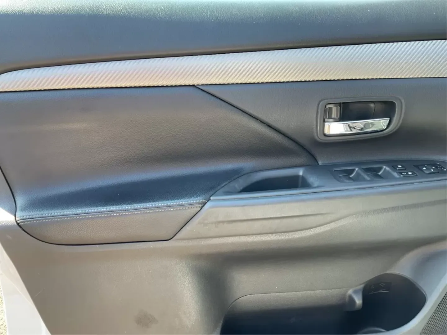 2015 Mitsubishi Outlander SE (JA4AZ3A30FZ) with an 2.4L I-4 variable valve control engine, located at 1184 Kauffman Ave, Fairborn, OH, 45324, (937) 908-9800, 39.807072, -84.031563 - Photo#17