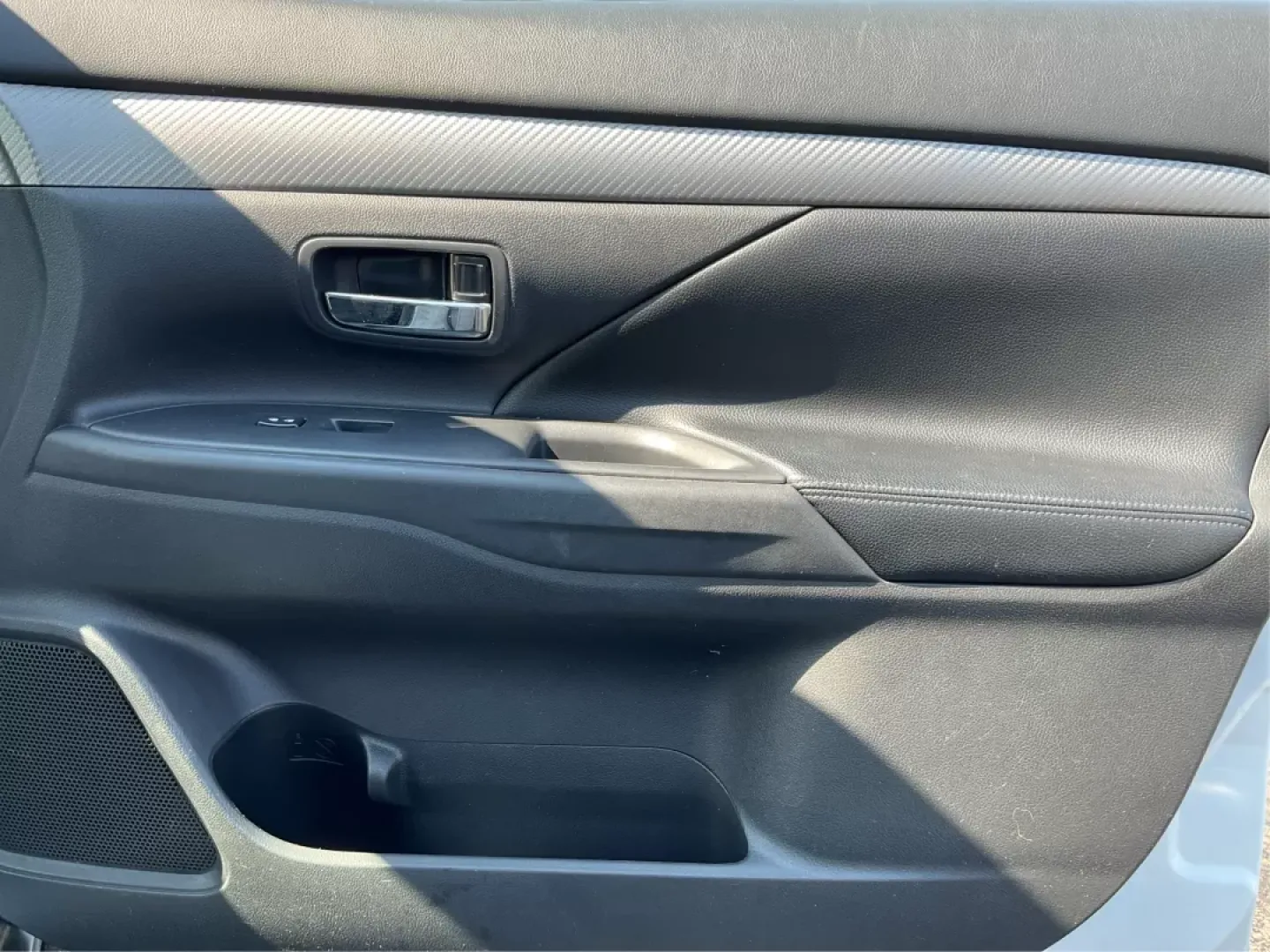 2015 Mitsubishi Outlander SE (JA4AZ3A30FZ) with an 2.4L I-4 variable valve control engine, located at 1184 Kauffman Ave, Fairborn, OH, 45324, (937) 908-9800, 39.807072, -84.031563 - Photo#18
