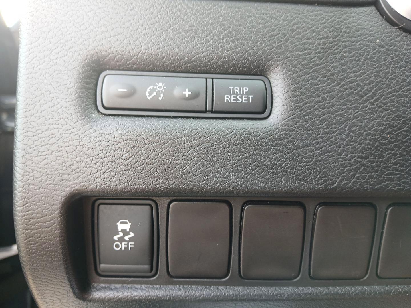 2015 Nissan Murano S AWD (5N1AZ2MH4FN) with an 3.5L V6 DOHC 24V engine, Continuously Variable Transmission transmission, located at 880 E. National Road, OH, 45377, (937) 908-9800, 39.891918, -84.183975 - Photo#16