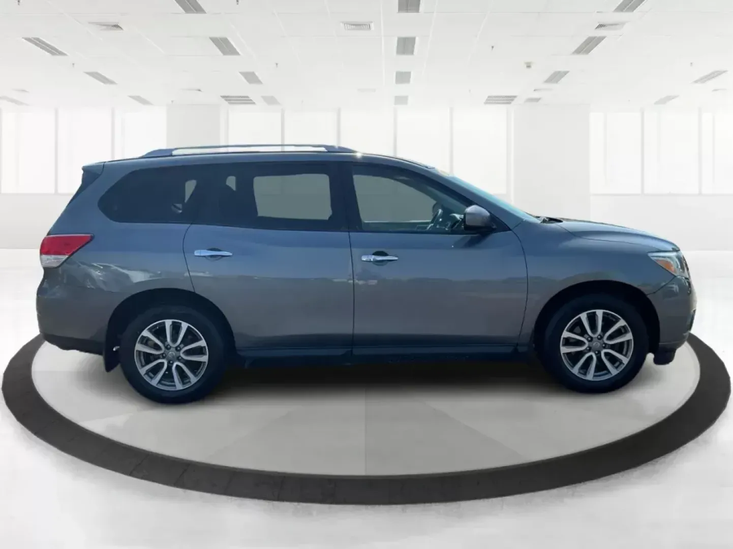 2015 Nissan Pathfinder S (5N1AR2MMXFC) with an 3.5L V-6 DOHC engine, located at 4508 South Dixie Dr, Moraine, OH, 45439, (937) 908-9800, 39.807072, -84.031563 - Photo#1