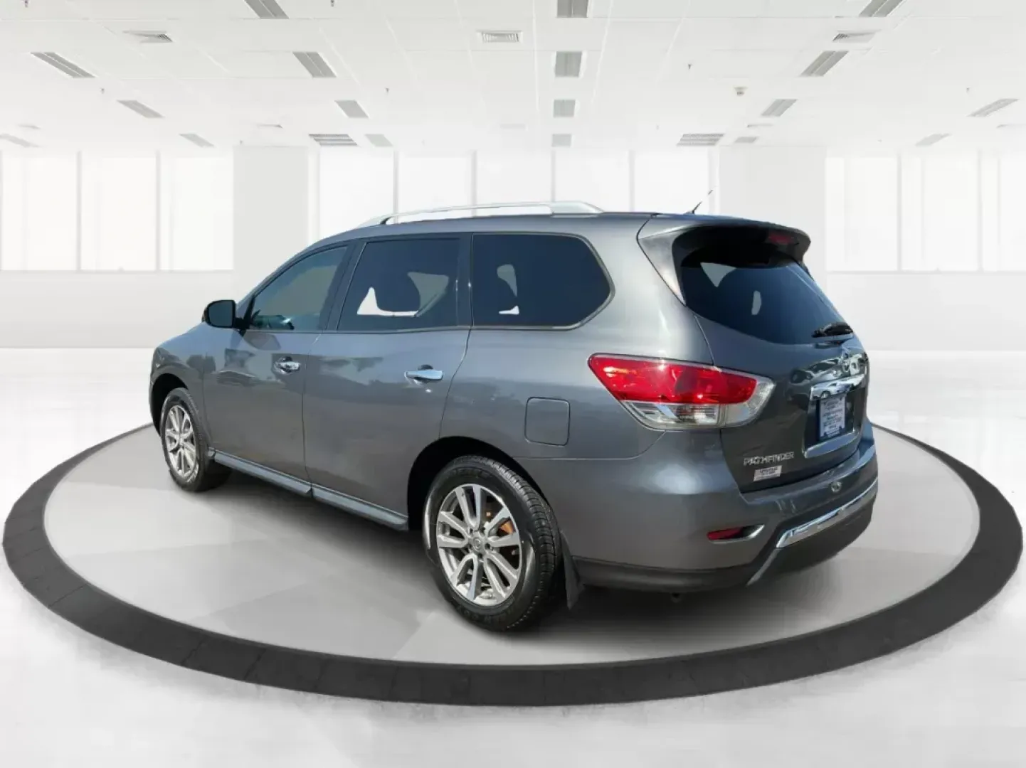 2015 Nissan Pathfinder S (5N1AR2MMXFC) with an 3.5L V-6 DOHC engine, located at 4508 South Dixie Dr, Moraine, OH, 45439, (937) 908-9800, 39.807072, -84.031563 - Photo#4