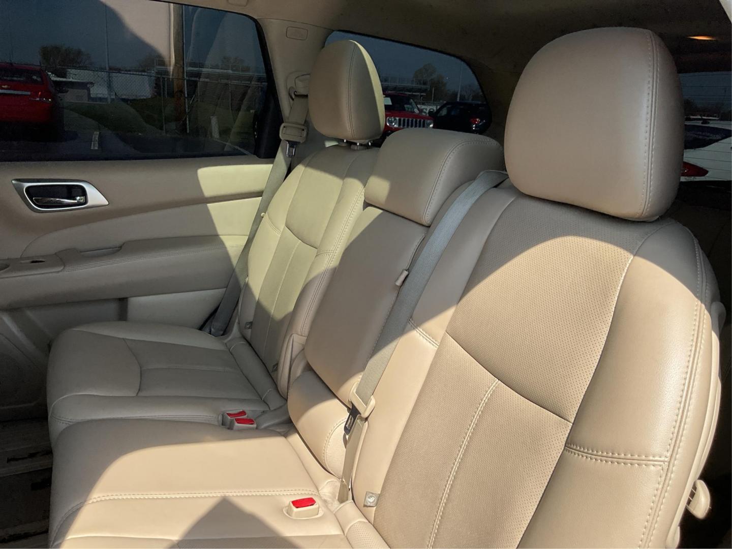 2015 Nissan Pathfinder Platinum (5N1AR2MN9FC) with an 3.5L V-6 DOHC engine, located at 880 E. National Road, OH, 45377, (937) 908-9800, 39.891918, -84.183975 - Photo#9
