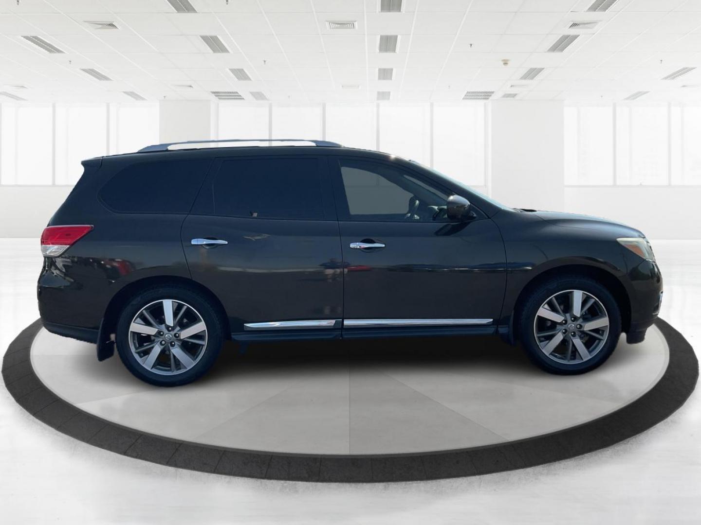 2015 Nissan Pathfinder Platinum (5N1AR2MN9FC) with an 3.5L V-6 DOHC engine, located at 880 E. National Road, OH, 45377, (937) 908-9800, 39.891918, -84.183975 - Photo#1
