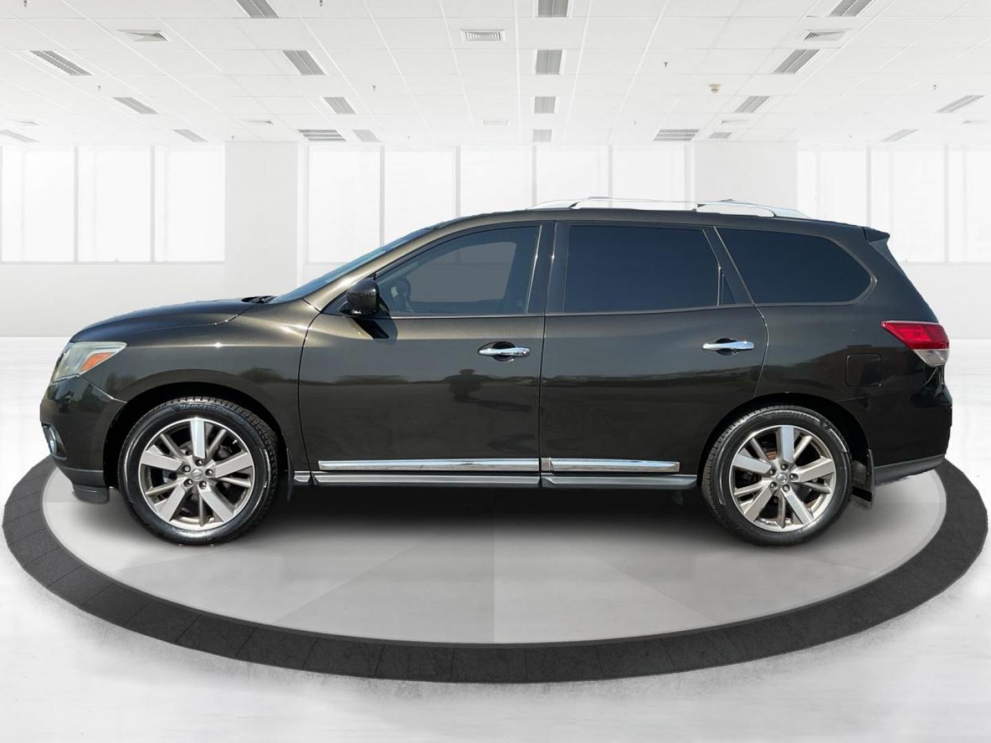 2015 Nissan Pathfinder Platinum (5N1AR2MN9FC) with an 3.5L V-6 DOHC engine, located at 880 E. National Road, OH, 45377, (937) 908-9800, 39.891918, -84.183975 - Photo#5