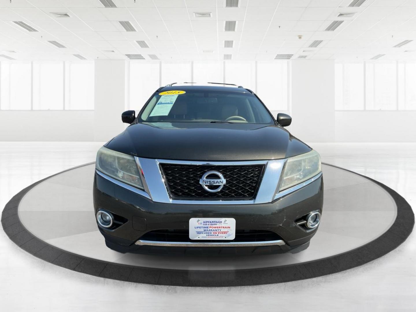 2015 Nissan Pathfinder Platinum (5N1AR2MN9FC) with an 3.5L V-6 DOHC engine, located at 880 E. National Road, OH, 45377, (937) 908-9800, 39.891918, -84.183975 - Photo#6