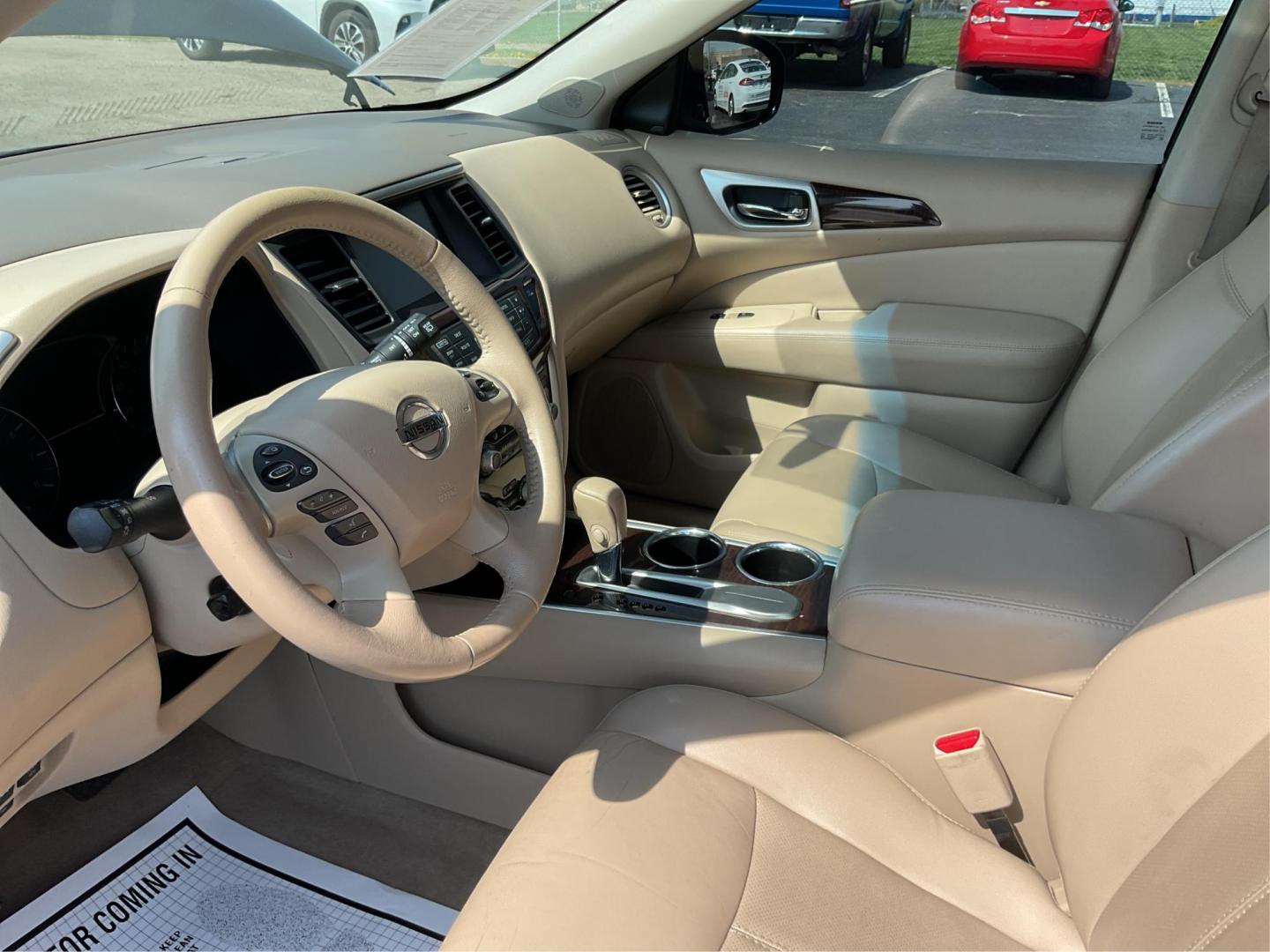 2015 Nissan Pathfinder Platinum (5N1AR2MN9FC) with an 3.5L V-6 DOHC engine, located at 880 E. National Road, OH, 45377, (937) 908-9800, 39.891918, -84.183975 - Photo#8