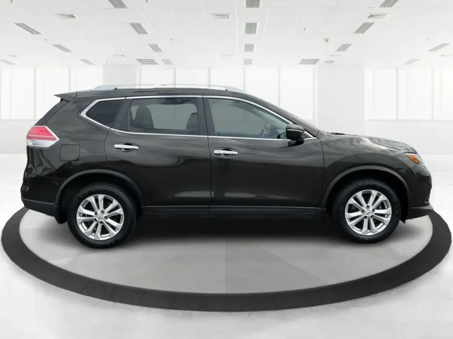 2015 Nissan Rogue SV (KNMAT2MV6FP) with an 2.5L I-4 DOHC engine, located at 1230 East Main St, Xenia, OH, 45385, (937) 908-9800, 39.688042, -83.910538 - Photo#1