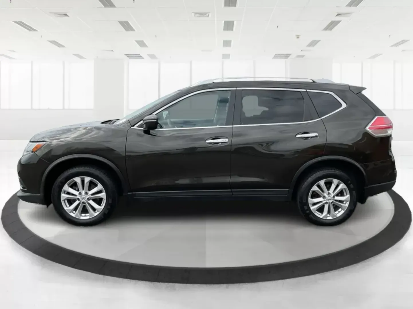 2015 Nissan Rogue SV (KNMAT2MV6FP) with an 2.5L I-4 DOHC engine, located at 1230 East Main St, Xenia, OH, 45385, (937) 908-9800, 39.688042, -83.910538 - Photo#3