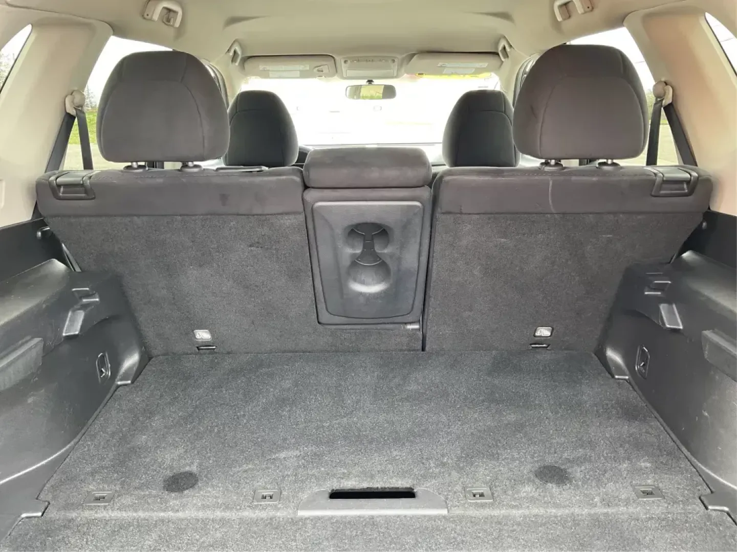 2015 Nissan Rogue SV (KNMAT2MV6FP) with an 2.5L I-4 DOHC engine, located at 1230 East Main St, Xenia, OH, 45385, (937) 908-9800, 39.688042, -83.910538 - Photo#9