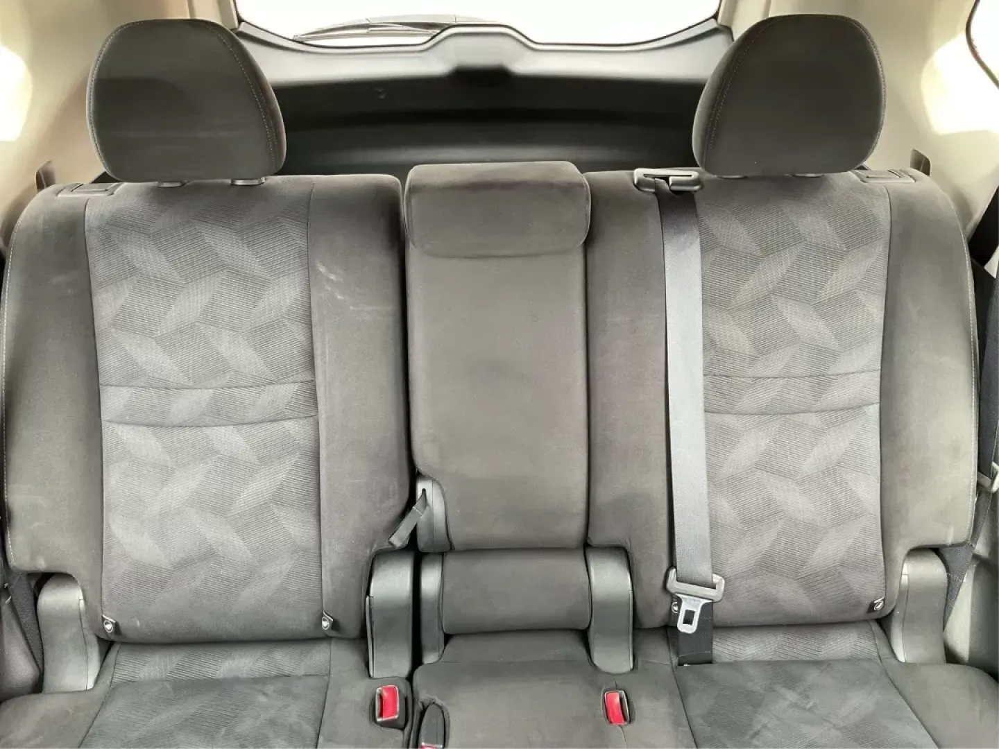 2015 Nissan Rogue SV (KNMAT2MV6FP) with an 2.5L I-4 DOHC engine, located at 1230 East Main St, Xenia, OH, 45385, (937) 908-9800, 39.688042, -83.910538 - Photo#11
