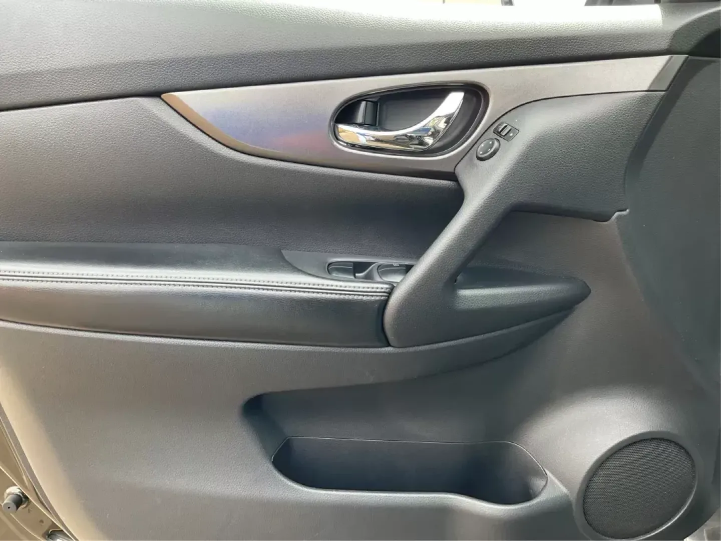 2015 Nissan Rogue SV (KNMAT2MV6FP) with an 2.5L I-4 DOHC engine, located at 1230 East Main St, Xenia, OH, 45385, (937) 908-9800, 39.688042, -83.910538 - Photo#15
