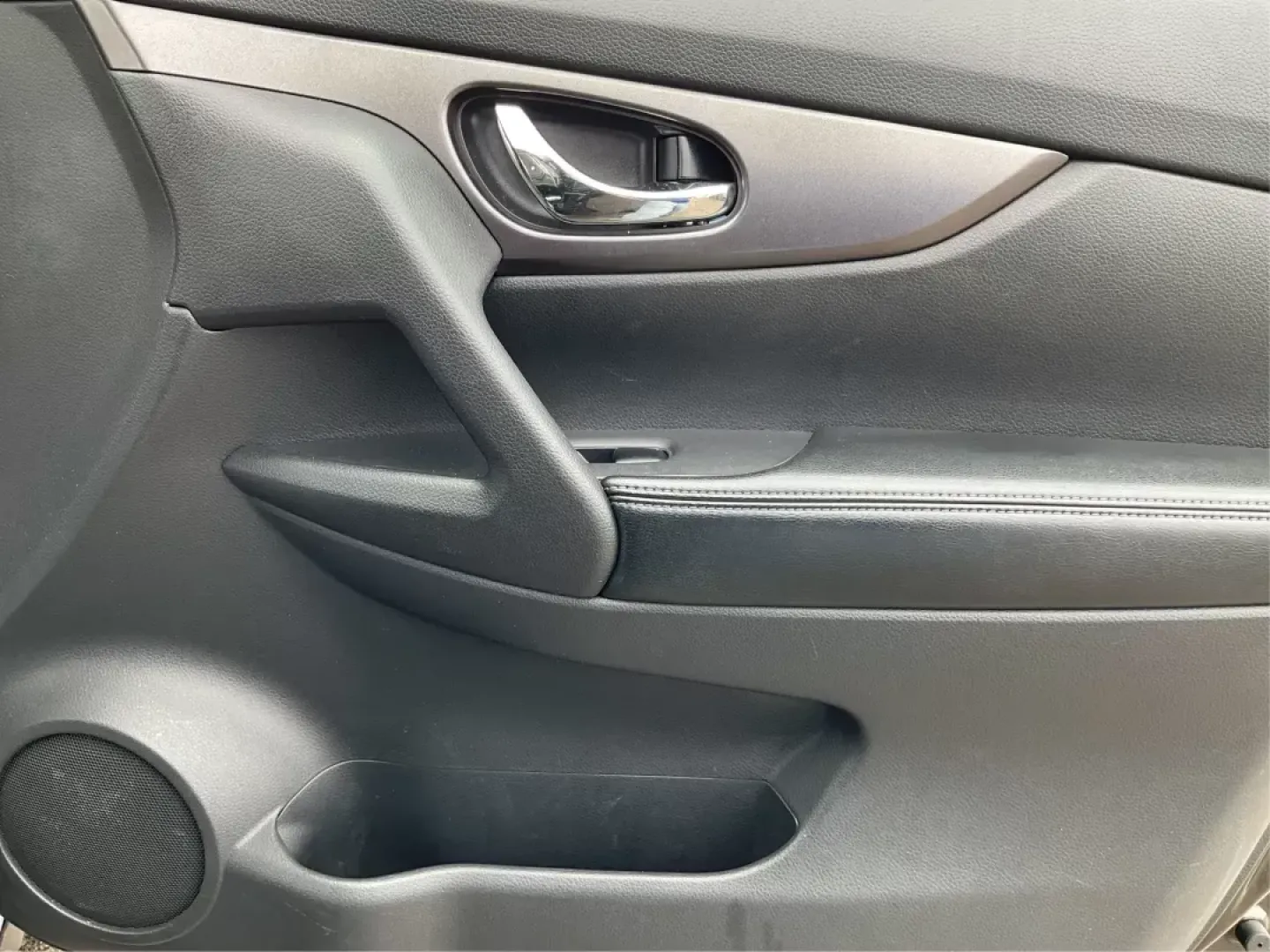 2015 Nissan Rogue SV (KNMAT2MV6FP) with an 2.5L I-4 DOHC engine, located at 1230 East Main St, Xenia, OH, 45385, (937) 908-9800, 39.688042, -83.910538 - Photo#16
