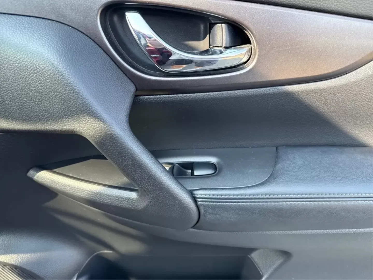 2018 Jeep Compass Latitude FWD (3C4NJCBB1JT) with an 2.4L I-4 variable valve control engine, located at 8750 N County Rd 25A, Piqua, OH, 45356, (937) 908-9800, 40.164391, -84.232513 - Photo#20