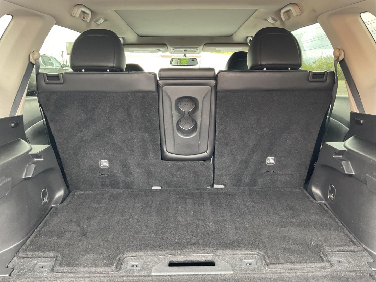 2015 Nissan Rogue SL (5N1AT2MV4FC) with an 2.5L I-4 DOHC engine, located at 1951 S Dayton Lakeview Rd., New Carlisle, OH, 45344, (937) 908-9800, 39.890999, -84.050255 - Photo#9