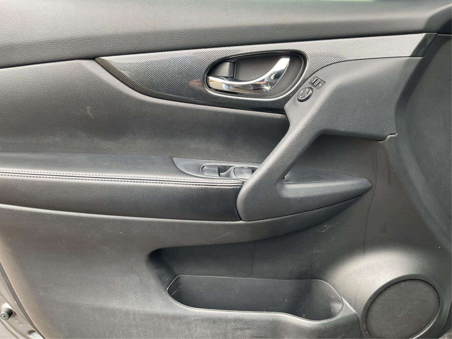 2015 Nissan Rogue SL (5N1AT2MV4FC) with an 2.5L I-4 DOHC engine, located at 1951 S Dayton Lakeview Rd., New Carlisle, OH, 45344, (937) 908-9800, 39.890999, -84.050255 - Photo#16
