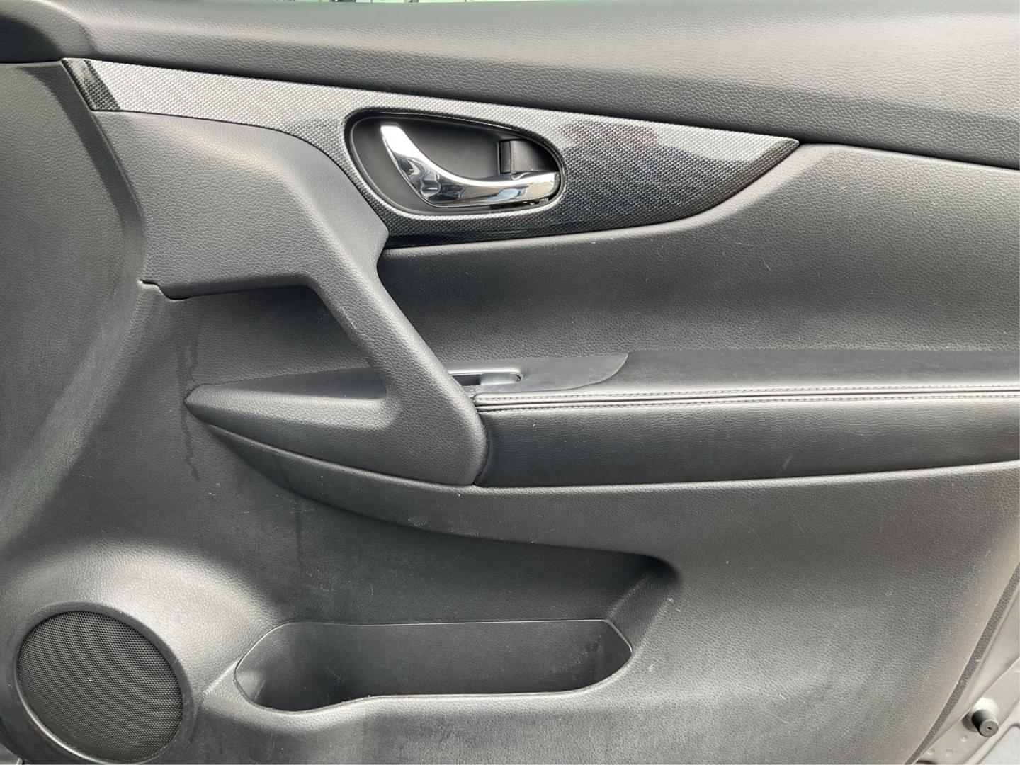 2015 Nissan Rogue SL (5N1AT2MV4FC) with an 2.5L I-4 DOHC engine, located at 1951 S Dayton Lakeview Rd., New Carlisle, OH, 45344, (937) 908-9800, 39.890999, -84.050255 - Photo#17