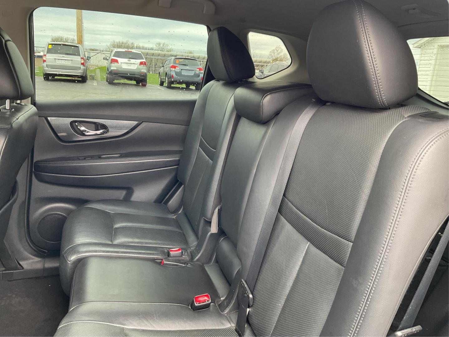 2015 Nissan Rogue SL (5N1AT2MV4FC) with an 2.5L I-4 DOHC engine, located at 1951 S Dayton Lakeview Rd., New Carlisle, OH, 45344, (937) 908-9800, 39.890999, -84.050255 - Photo#8