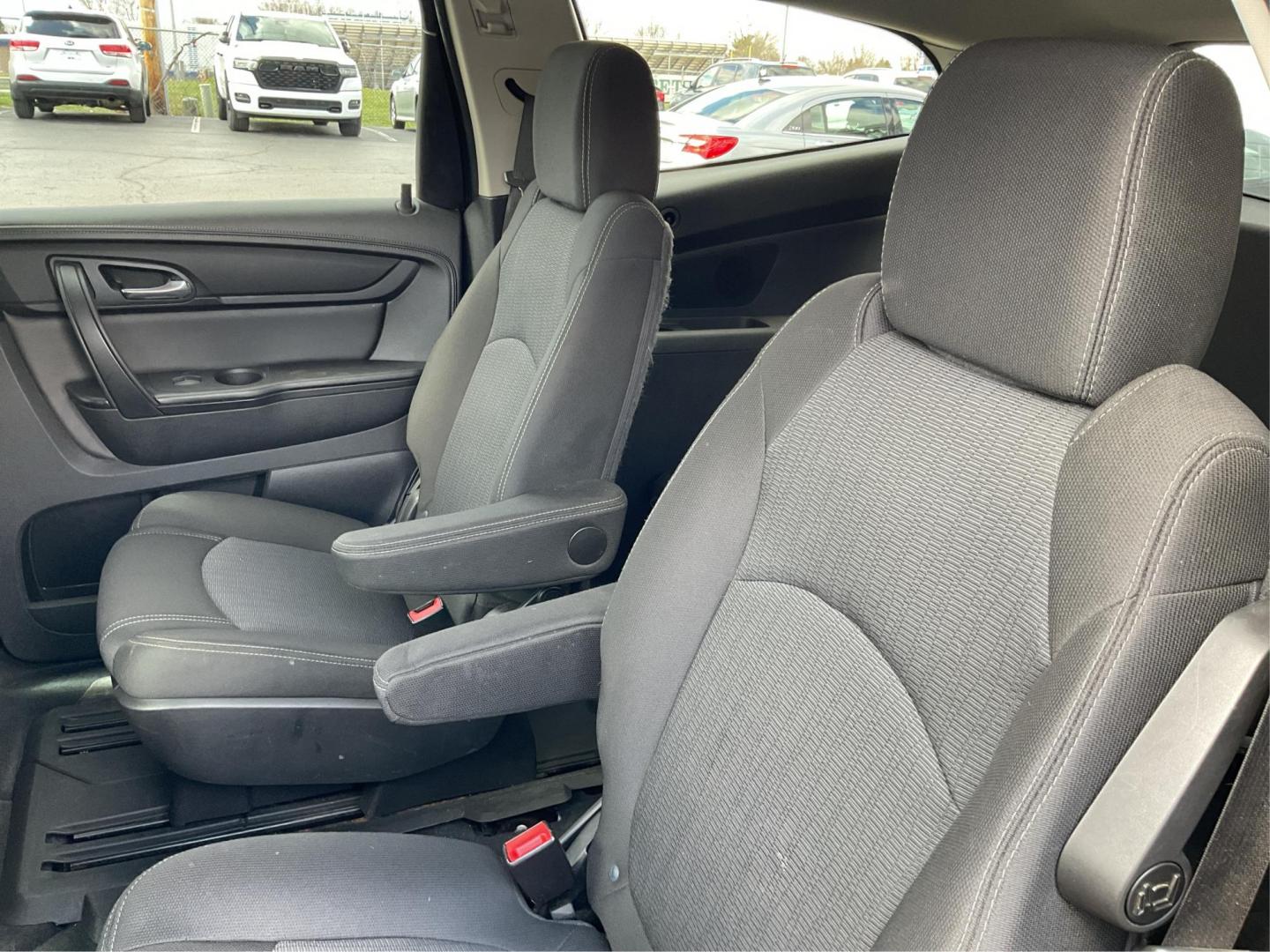 2016 Chevrolet Traverse 1LT (1GNKRGKD2GJ) with an 3.6L V-6 gasoline direct injection engine, located at 4508 South Dixie Dr, Moraine, OH, 45439, (937) 908-9800, 39.807072, -84.031563 - Photo#9