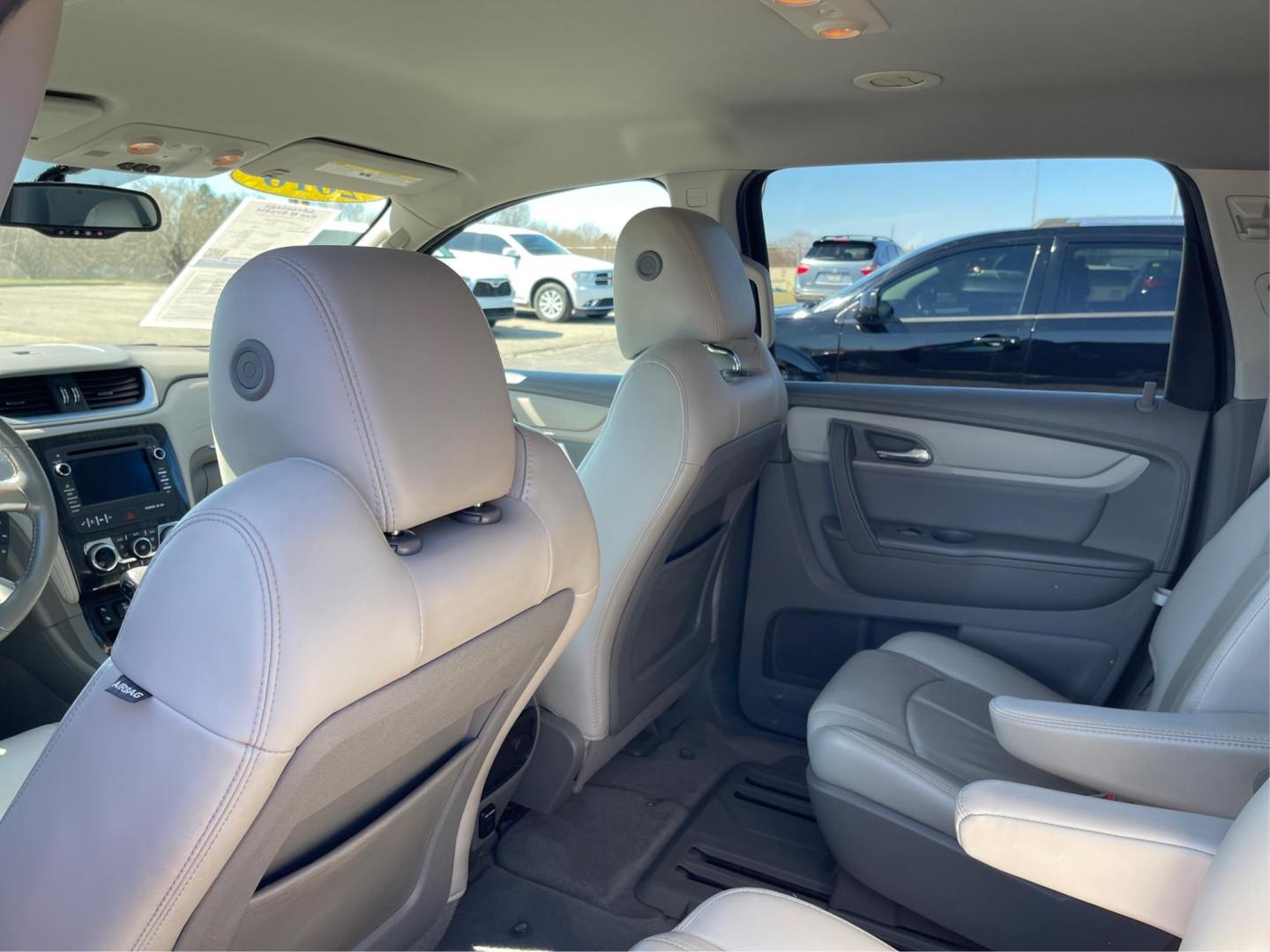 2016 Chevrolet Traverse 2LT (1GNKVHKD2GJ) with an 3.6L V-6 gasoline direct injection engine, located at 1099 N County Rd 25A , Troy, OH, 45373, (937) 908-9800, 40.057041, -84.215462 - Photo#9