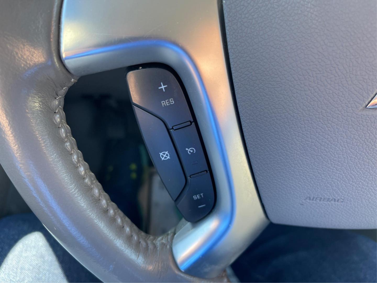 2016 Chevrolet Traverse 2LT (1GNKVHKD2GJ) with an 3.6L V-6 gasoline direct injection engine, located at 1099 N County Rd 25A , Troy, OH, 45373, (937) 908-9800, 40.057041, -84.215462 - Photo#15