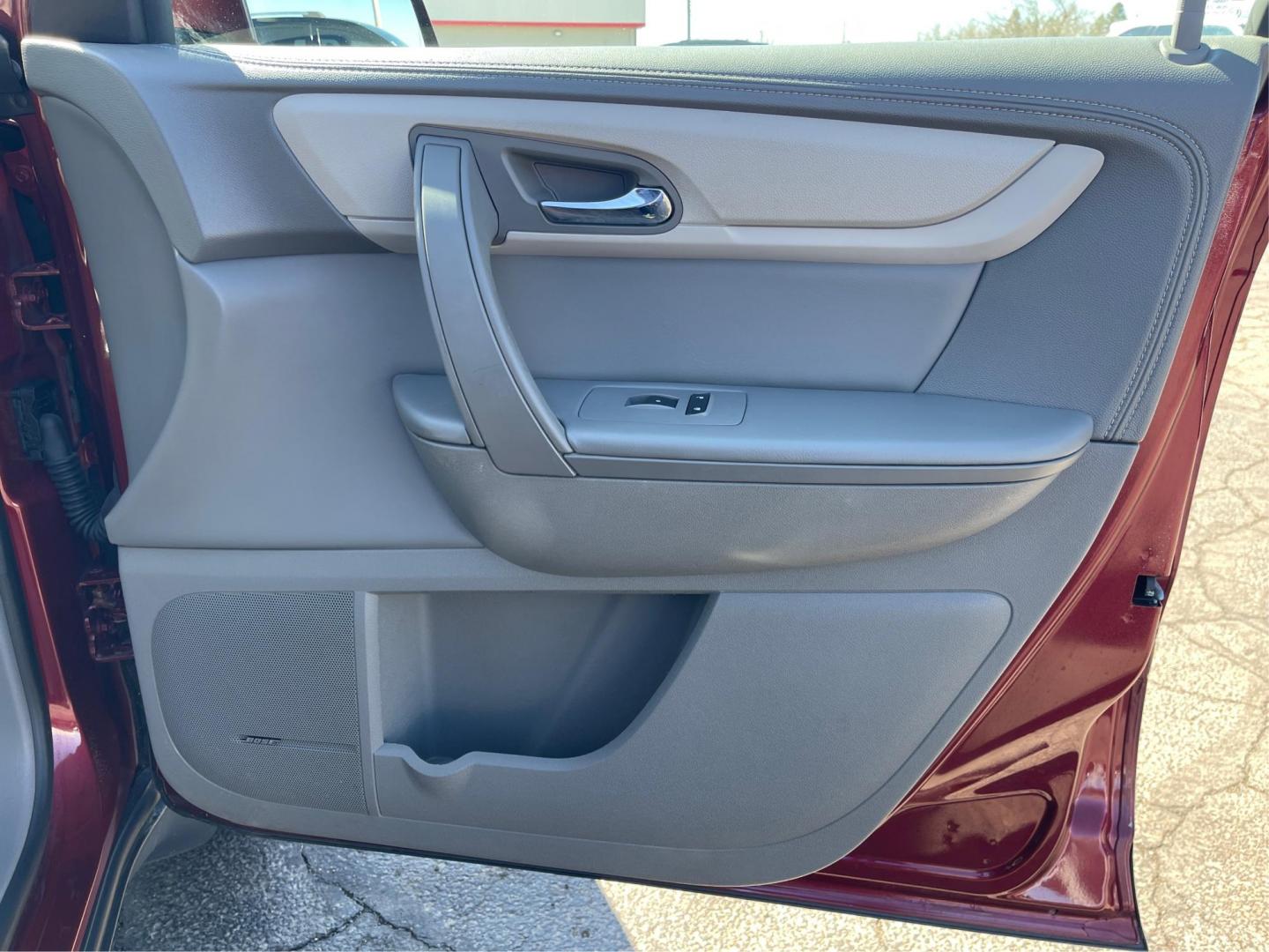 2016 Chevrolet Traverse 2LT (1GNKVHKD2GJ) with an 3.6L V-6 gasoline direct injection engine, located at 1099 N County Rd 25A , Troy, OH, 45373, (937) 908-9800, 40.057041, -84.215462 - Photo#19