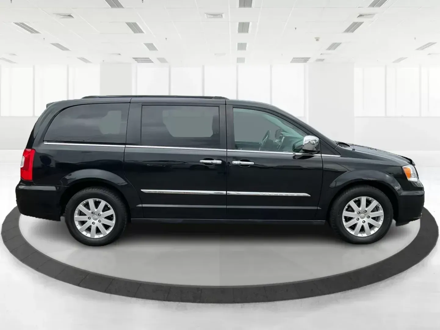 2016 Chrysler Town and Country Touring (2C4RC1BG4GR) with an Pentastar 3.6L V-6 DOHC engine, located at 880 E. National Road, OH, 45377, (937) 908-9800, 39.891918, -84.183975 - Photo#0
