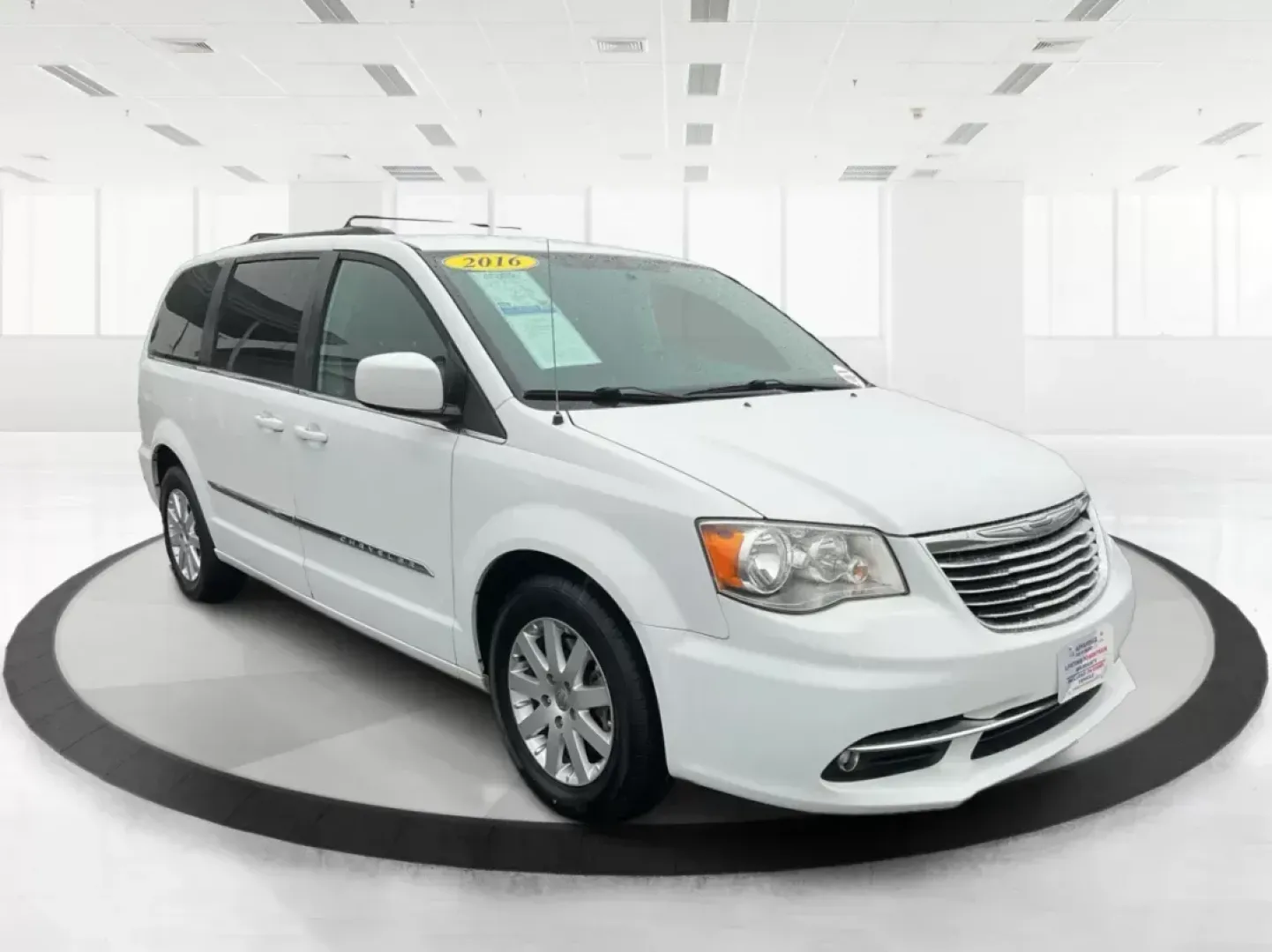 2016 Chrysler Town and Country Touring (2C4RC1BG6GR) with an Pentastar 3.6L V-6 DOHC engine, located at 1230 East Main St, Xenia, OH, 45385, (937) 908-9800, 39.688042, -83.910538 - Photo#0