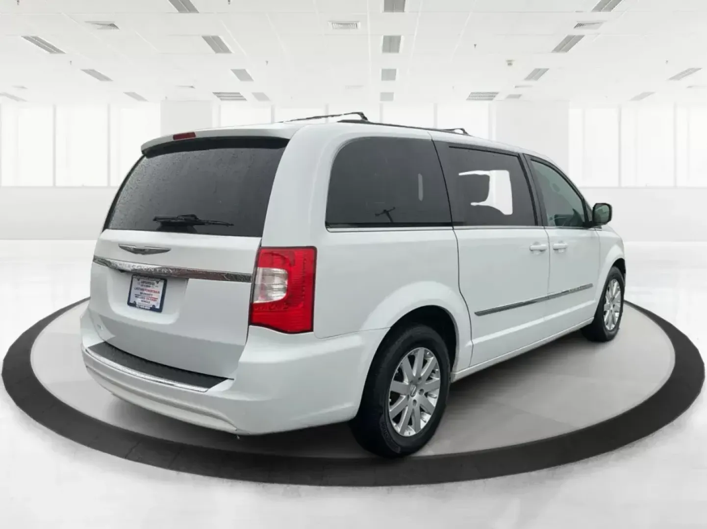 2016 Chrysler Town and Country Touring (2C4RC1BG6GR) with an Pentastar 3.6L V-6 DOHC engine, located at 1230 East Main St, Xenia, OH, 45385, (937) 908-9800, 39.688042, -83.910538 - Photo#2