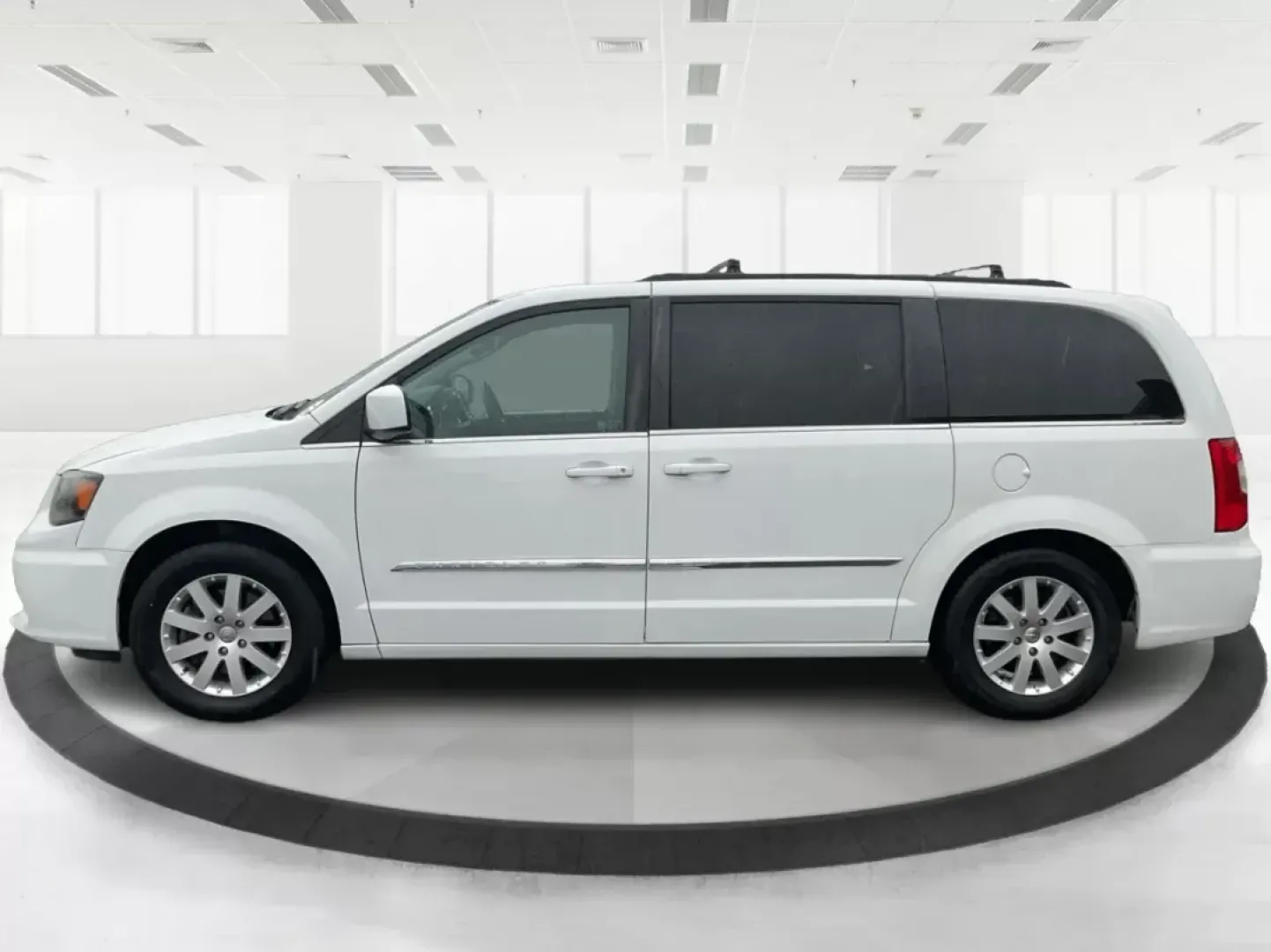 2016 Chrysler Town and Country Touring (2C4RC1BG6GR) with an Pentastar 3.6L V-6 DOHC engine, located at 1230 East Main St, Xenia, OH, 45385, (937) 908-9800, 39.688042, -83.910538 - Photo#5