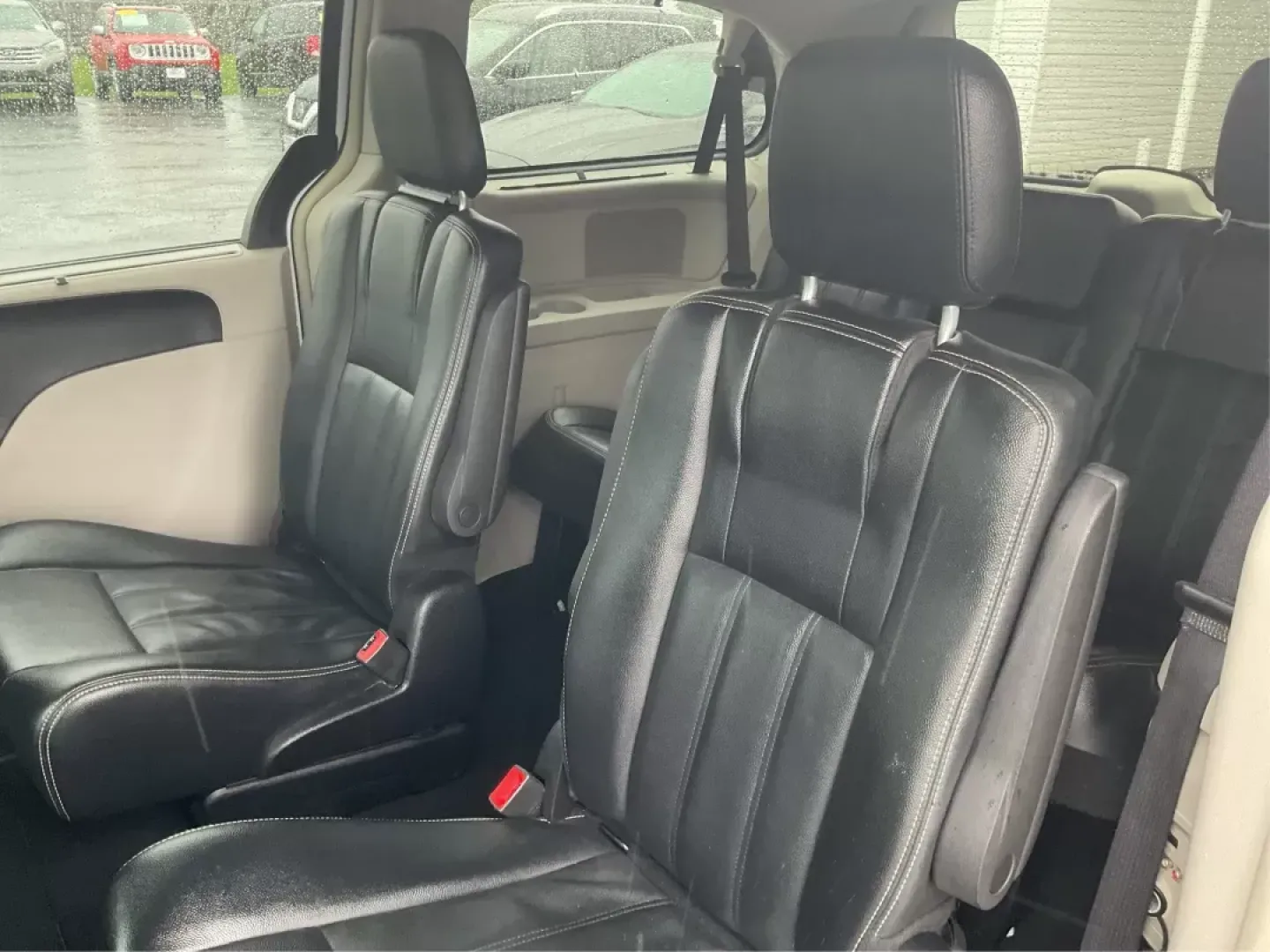 2016 Chrysler Town and Country Touring (2C4RC1BG6GR) with an Pentastar 3.6L V-6 DOHC engine, located at 1230 East Main St, Xenia, OH, 45385, (937) 908-9800, 39.688042, -83.910538 - Photo#9