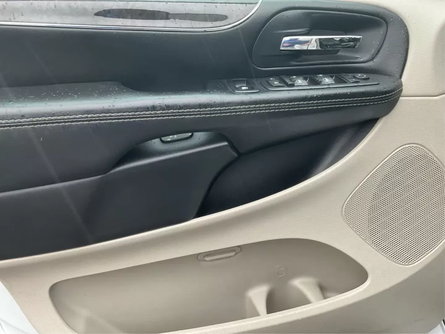 2016 Chrysler Town and Country Touring (2C4RC1BG6GR) with an Pentastar 3.6L V-6 DOHC engine, located at 1230 East Main St, Xenia, OH, 45385, (937) 908-9800, 39.688042, -83.910538 - Photo#18