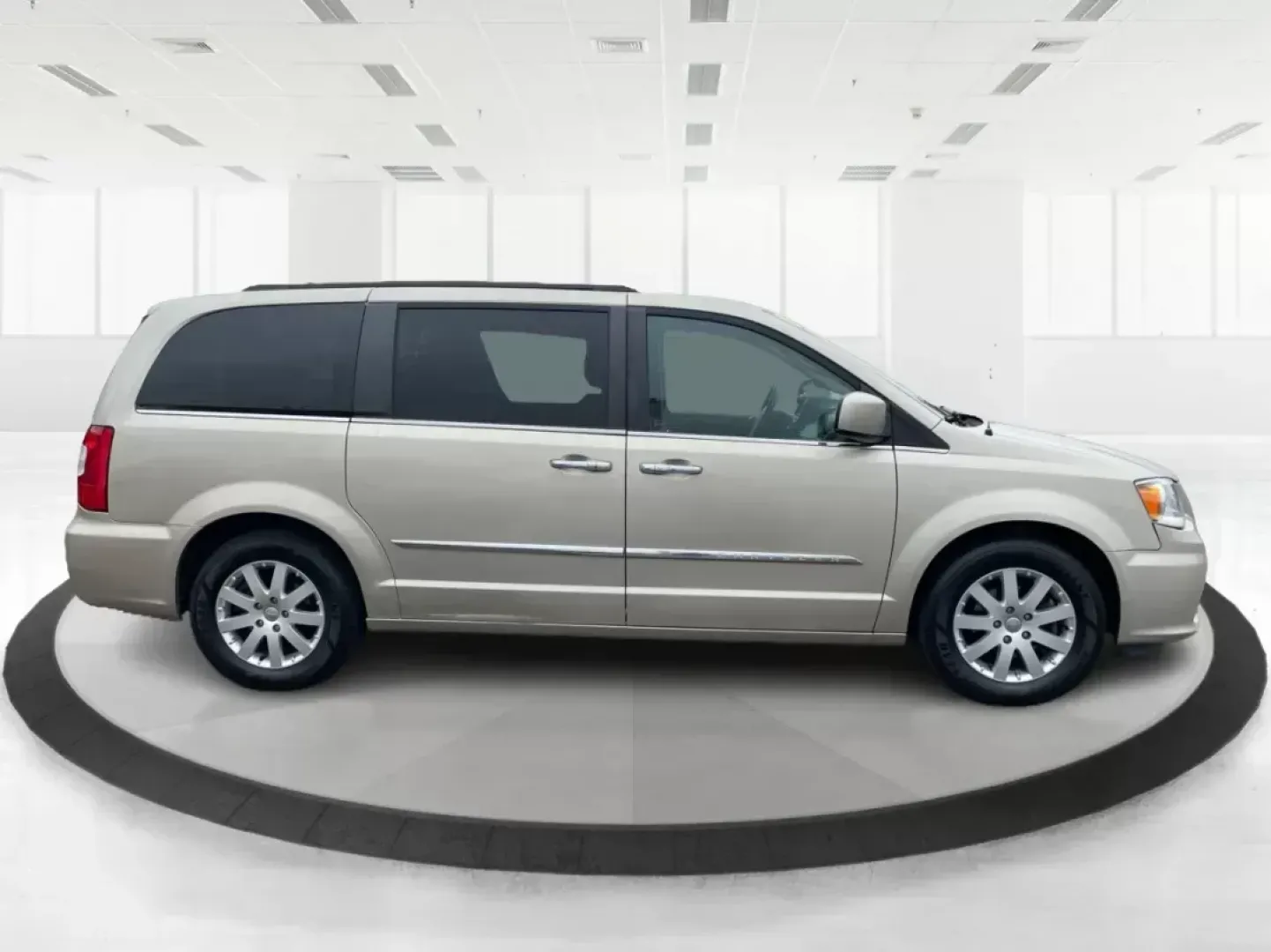 2016 Chrysler Town and Country Touring (2C4RC1BG8GR) with an Pentastar 3.6L V-6 DOHC engine, located at 1951 S Dayton Lakeview Rd., New Carlisle, OH, 45344, (937) 908-9800, 39.890999, -84.050255 - Photo#1
