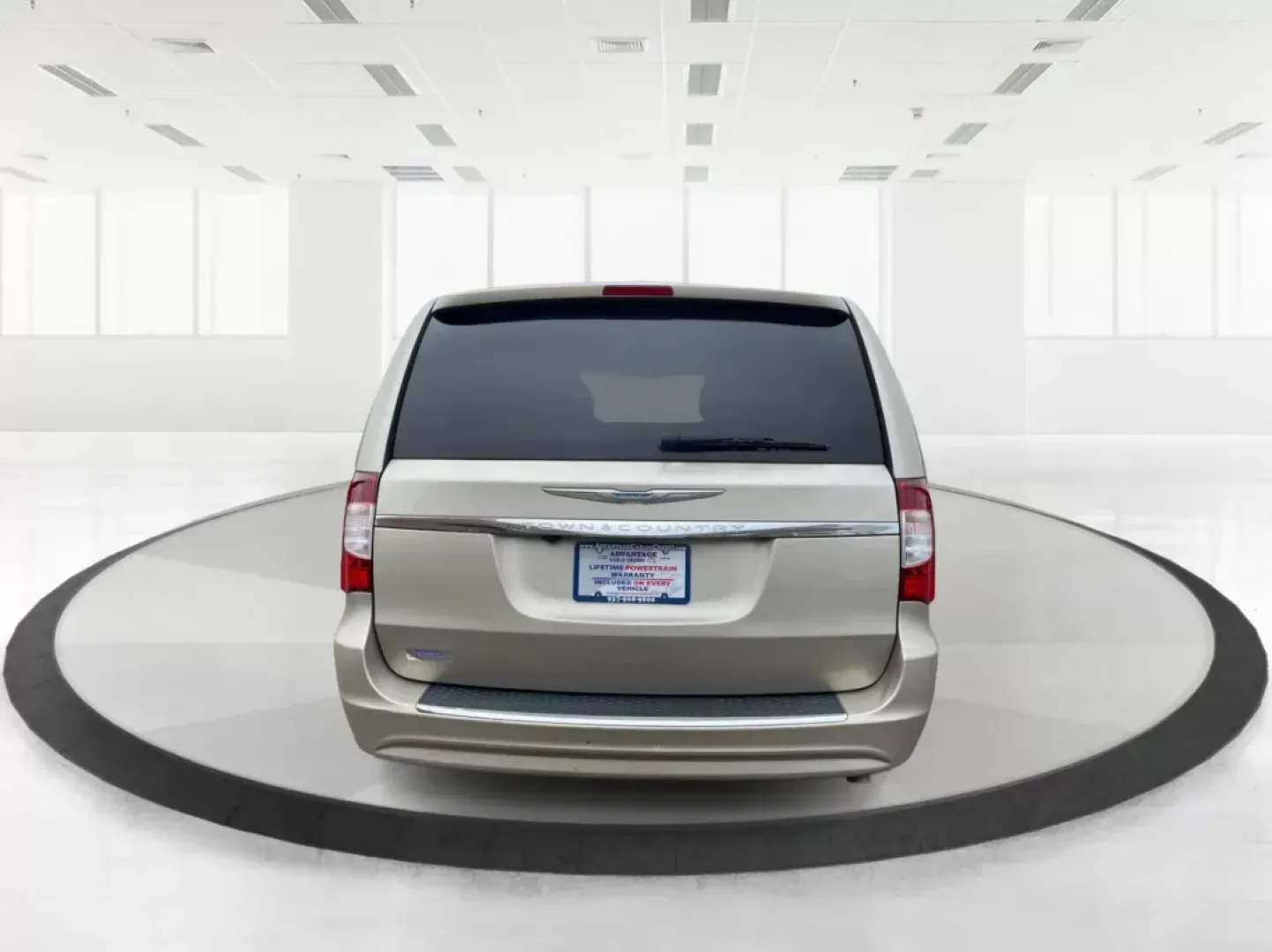 2016 Chrysler Town and Country Touring (2C4RC1BG8GR) with an Pentastar 3.6L V-6 DOHC engine, located at 1951 S Dayton Lakeview Rd., New Carlisle, OH, 45344, (937) 908-9800, 39.890999, -84.050255 - Photo#3