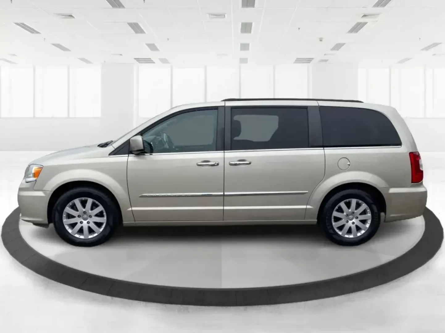 2016 Chrysler Town and Country Touring (2C4RC1BG8GR) with an Pentastar 3.6L V-6 DOHC engine, located at 1951 S Dayton Lakeview Rd., New Carlisle, OH, 45344, (937) 908-9800, 39.890999, -84.050255 - Photo#5